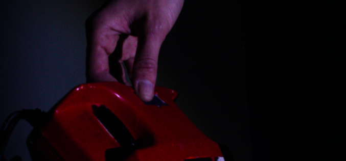 Mujer armada, hombre dormido