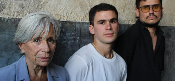 Una casa con una silla frente a Dios