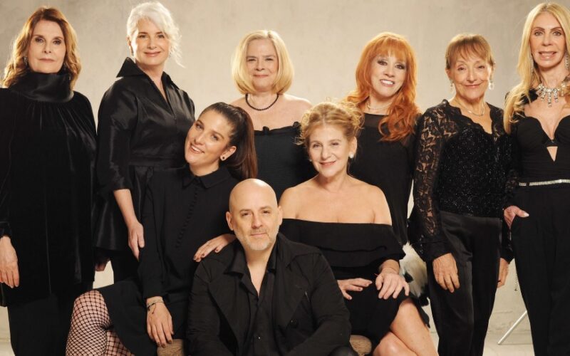 8 mujeres